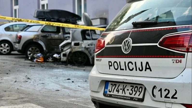 Predložen pritvor dvojici osumnjičenih za paljevinu automobila u Sarajevu, jedan u bjekstvu