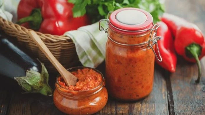 Domaći ajvar i bez višesatnog stajanja pored šporeta: recept koji uspijeva i početnicima
