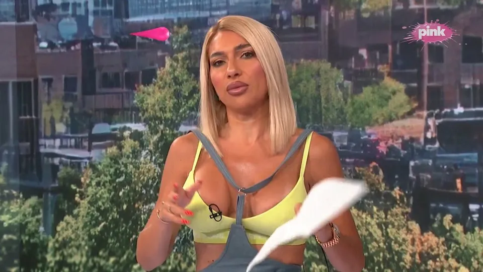 Jovana Jeremić u smelom stajlingu privukla pažnju: Neon žuti top i džins mini