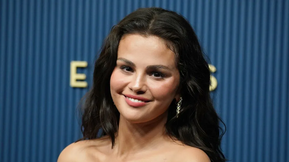 Selena Gomez zablistala u zlatnoj haljini na dodeli Emi nagrada, a komentare o njenom licu komentarisao je hirurg