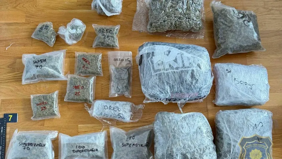 Uhapšena dva muškarca kod kojih je pronađeno oko 12 kilograma droge, predati Tužilaštvu KS