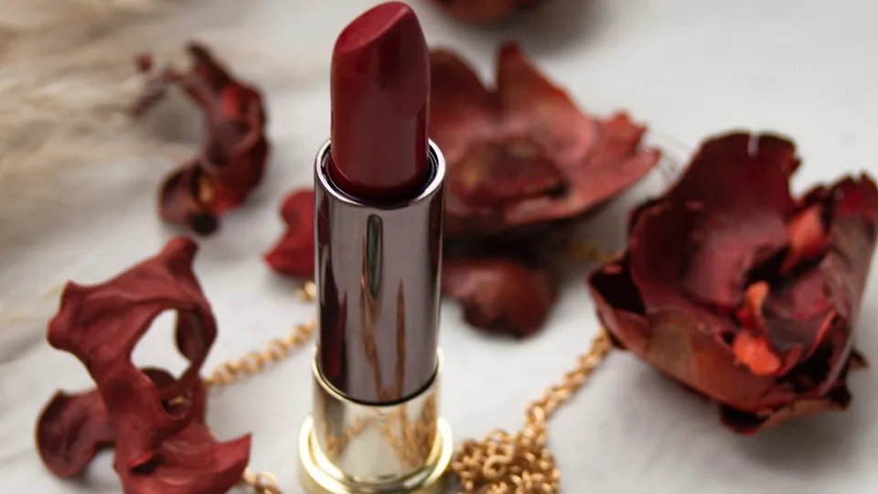 Karmin koji će obilježiti jesen 2026: Od black cherry do čokoladno braon