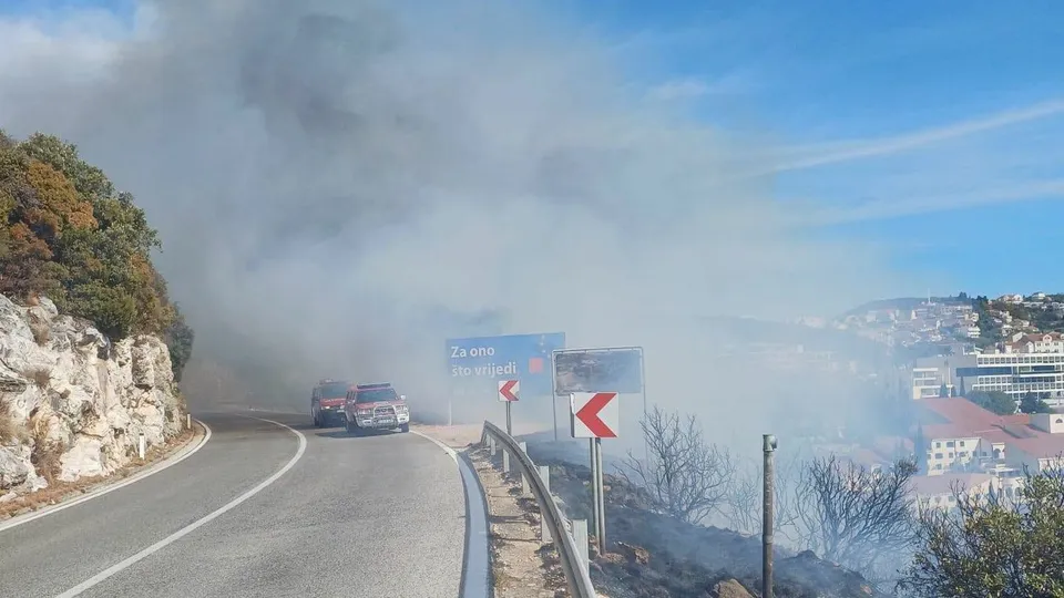 Požar izbio ispod Jadranske magistrale u Neumu, vatra stavljena pod kontrolu