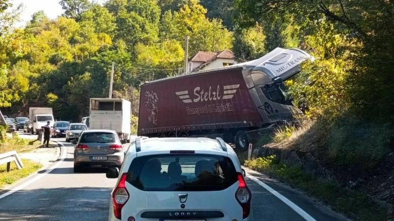 Kod Konjica kamion izletio sa ceste, saobraćaj otežan, povrijeđenih nema