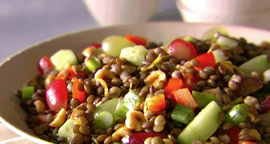 Salata od leće, grožđa i fete koja se pravi za samo 25 minuta