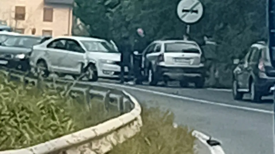 Saobraćajna nezgoda kod Kladnja: Bez povrijeđenih, saobraćaj otežan