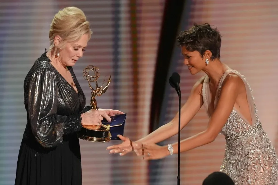 Zendaja zablistala u srebrnoj haljini na dodjeli nagrada Emmy