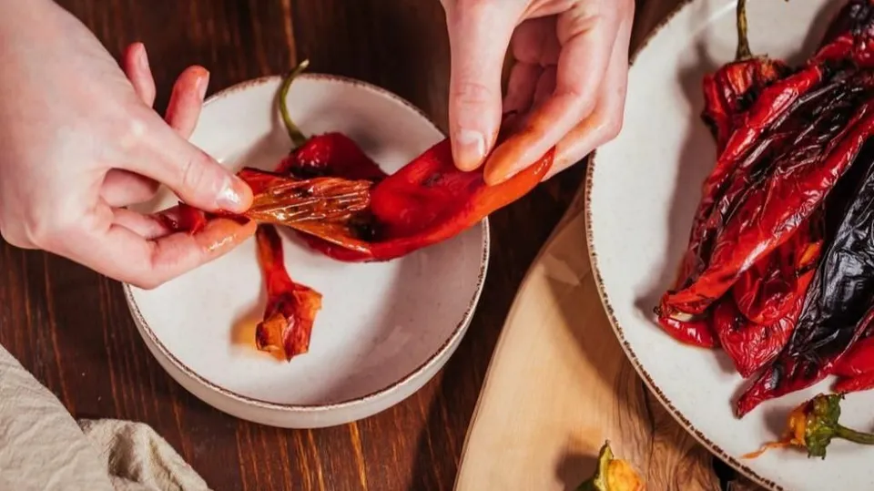 Jednostavan trik koji guljenje pečenih paprika čini mnogo lakšim