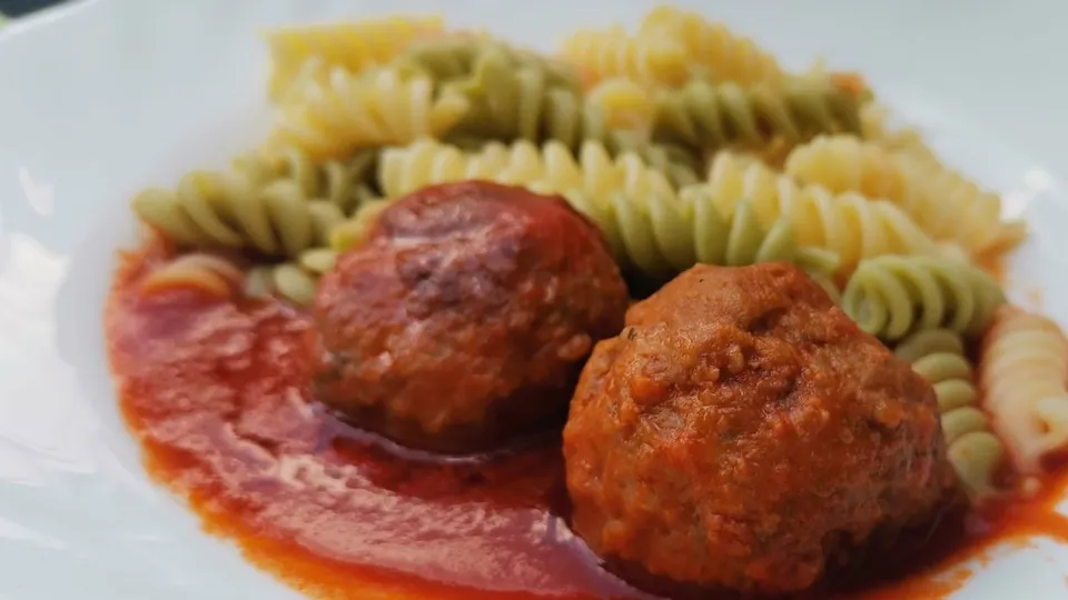 Vegan ćufte u sosu od paradajza sa bezglutenskom pastom: Sočan ručak koji ne mora biti samo za vegane
