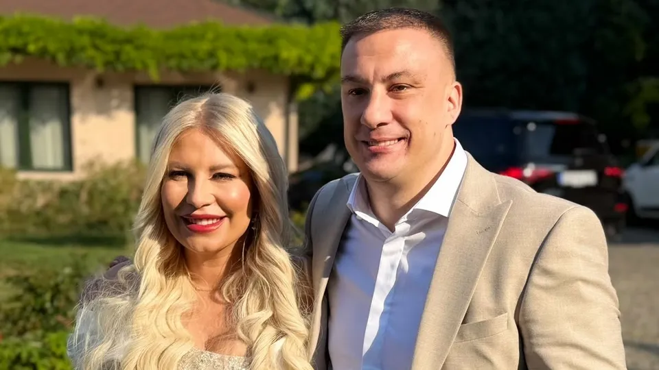 Dea Đurđević i Lazar nasmjelijani stigli na svadbeno veselje, među prvim gostima kolege s Pinka