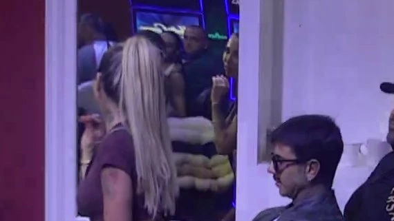 Dača pokazao snimak: Aneli ga u ogledalu uputila na Filipa Cara rukama i pogledom
