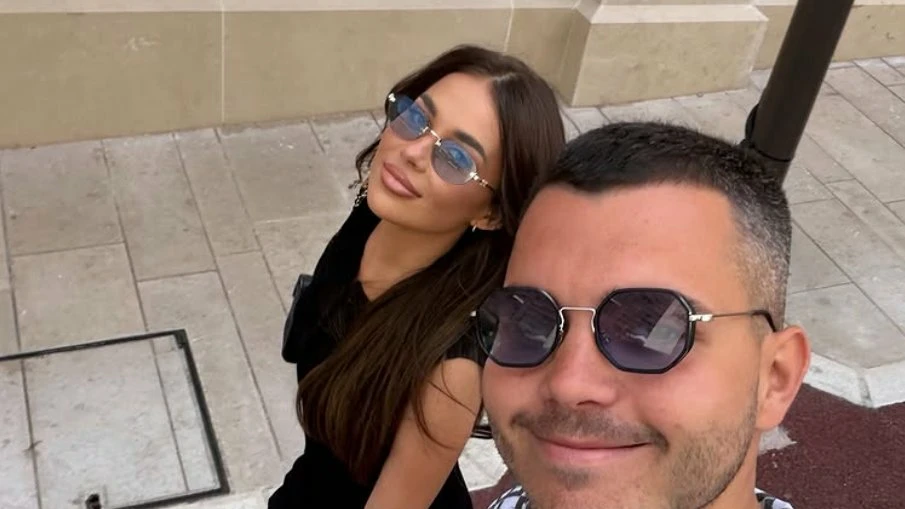 Aleksandra Gašić se, prema medijskim izvještajima, doselila Viktoru Živojinoviću