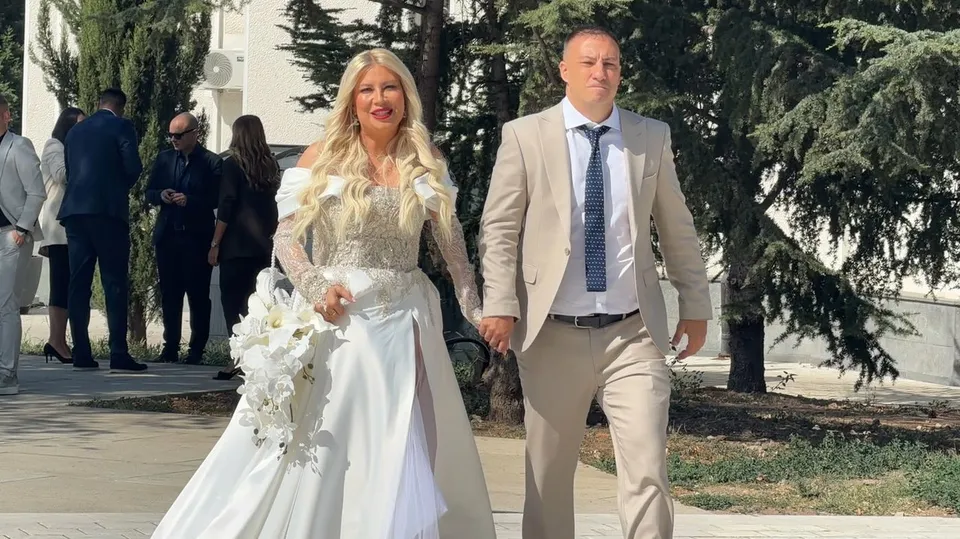 Dea Đurđević se udala: Voditeljka TV Pink blistala u raskošnoj vjenčanici, u crkvi i dvomjesečna ćerka Iris
