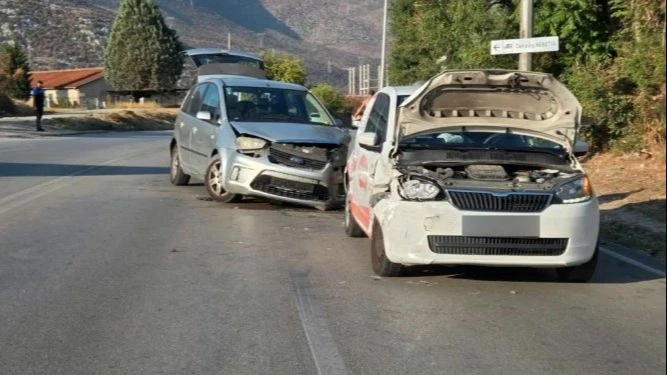 Mostar: Teško povrijeđen vozač u saobraćajnoj nesreći u ulici maršala Tita