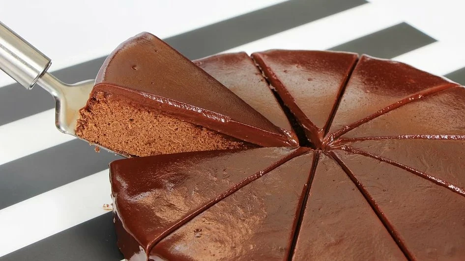 Najlakši čokoladni kolač bez glutena, jaja i mlijeka – sočan je, mekana i gotov za čas
