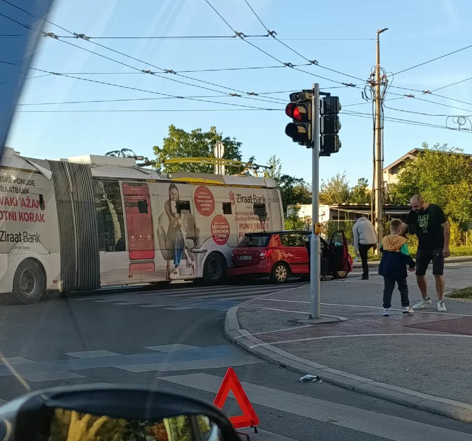 Na Dobrinji u Sarajevu sudarili se trolejbus i automobil