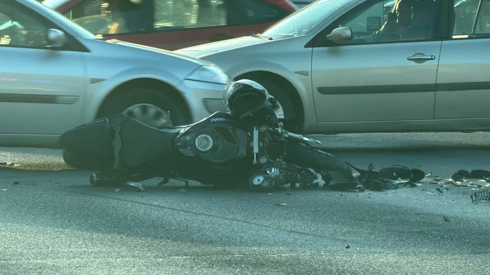Nesreća na Alipašinom Polju u Sarajevu: Sudarili se automobil i motocikl, motociklista povrijeđen
