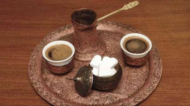 Talog od kafe i soda bikarbona: domaća kombinacija za čišćenje masnoće i mirisa