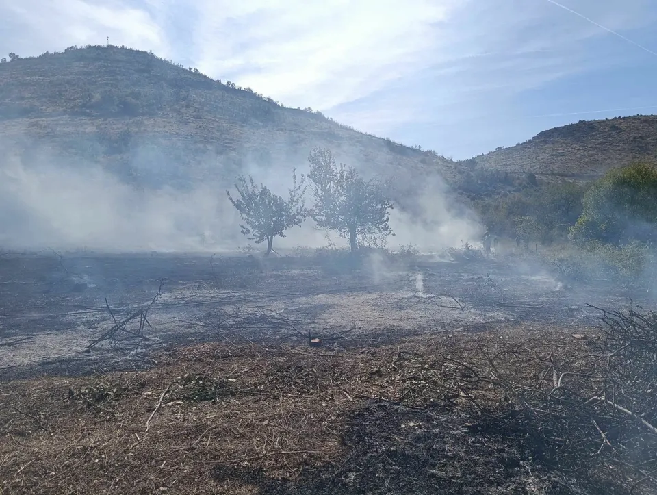Tokom gašenja požara u Gradačkom polju pronađeno tijelo osobe
