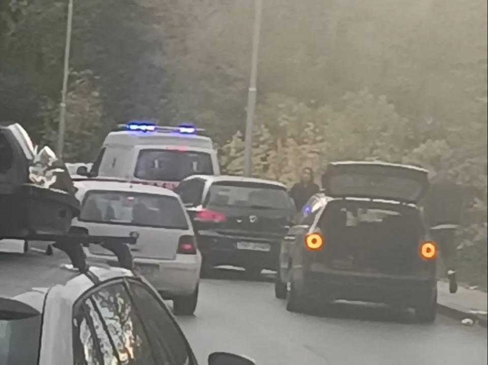 Kod Panonskih jezera u Tuzli sudarila se dva putnička vozila, dvije osobe povrijeđene