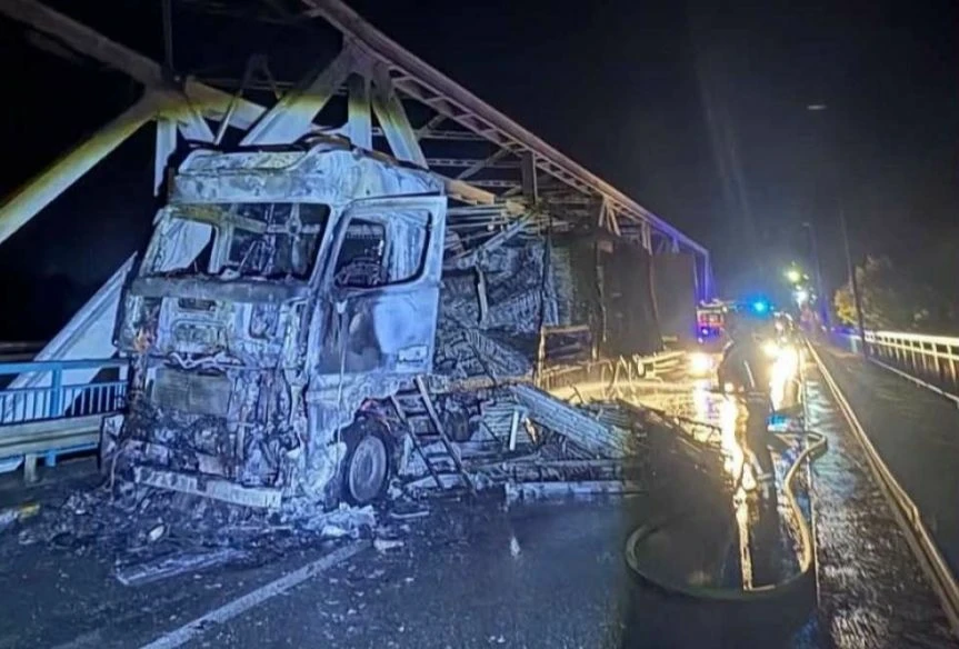 Požar na kamionu na prelazu Rača – Sremska Rača, saobraćaj i dalje obustavljen
