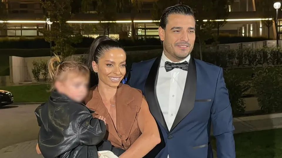 Darko Lazić leži zagrljen sa troje djece, a na kauču im se pridružio i novi član porodice
