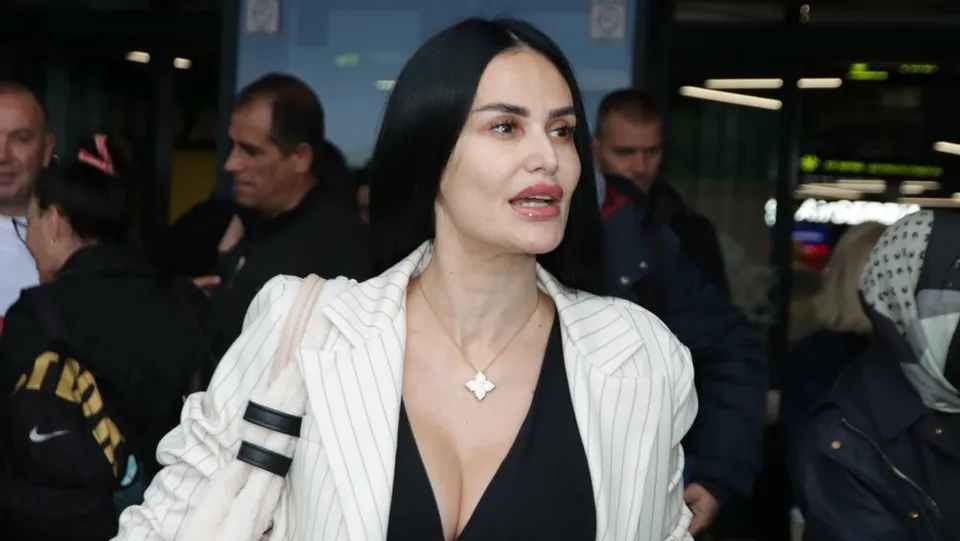 Indi Aradinović uhvaćena BEZ ŠMINKE na aerodromu, progovorila o bakšišu i zaradi van Srbije, o misterioznom dečku rekla: „Misterioznost je u kasnim večernjim satima"