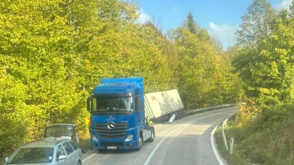 Prikolica se otkačila sa kamiona kod Kladnja, povrijeđenih nije bilo