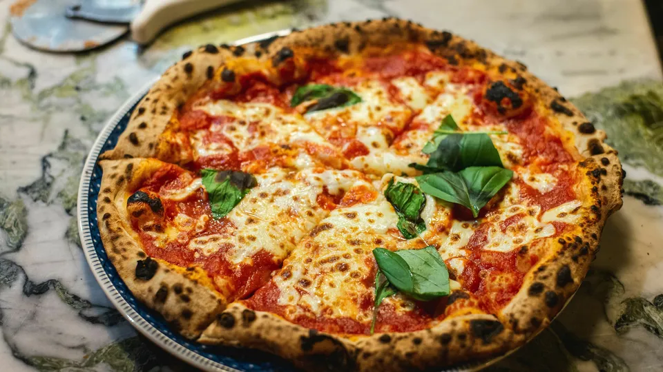 Savršena pizza kod kuće: jednostavni trikovi za hrskavu i ukusnu domaću pizzu