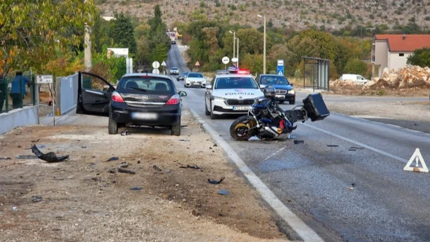 Dvije osobe povrijeđene u sudaru automobila i motocikla kod Mostara