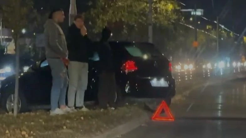 Saobraćajna nesreća na Alipašinom Polju, vozilo završilo van kolovoza
