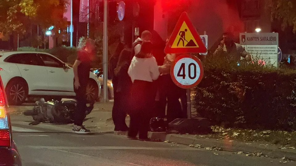 Na Alipašinom Polju sudarili se automobil i motocikl, uviđaj u toku