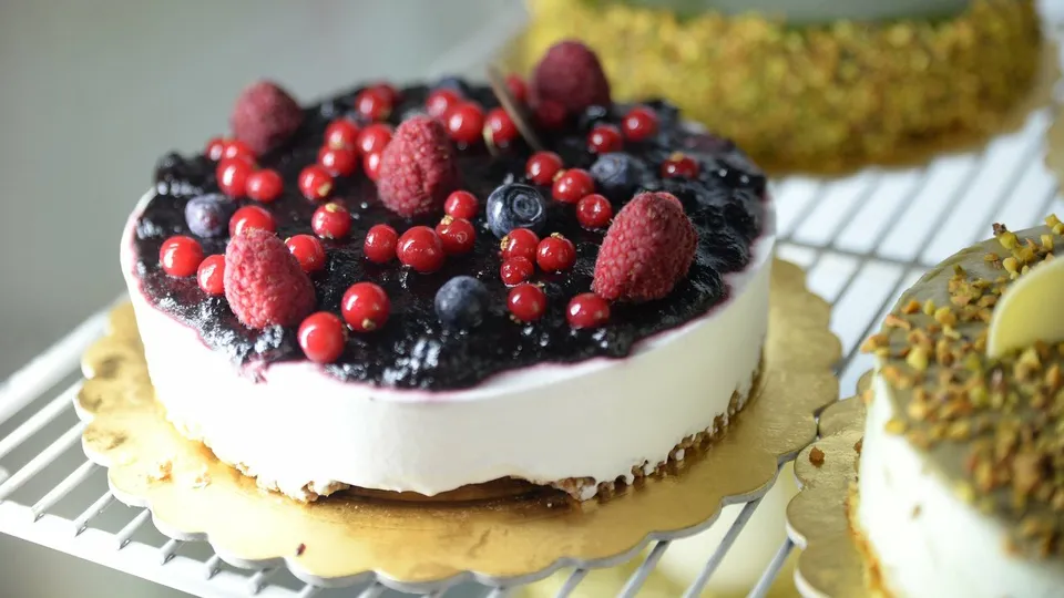 Tri voćne nijanse u jednom kolaču: Recept za čizkejk s malinama, kupinama i borovnicama