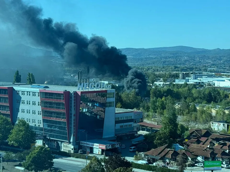 Gusti crni dim nad dijelom Sarajeva, vatrogasne ekipe intervenišu na Stupu
