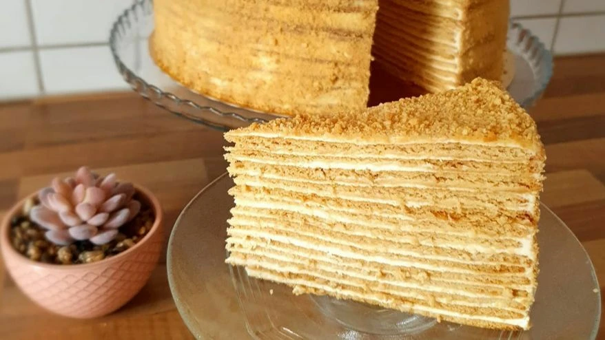 Medena torta koja uspijeva svaki put: mekane kore i kremasti nadjev kojem je teško odoljeti