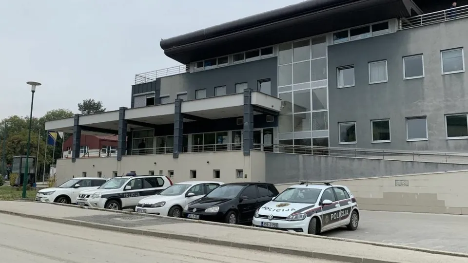 Kod Trnova zaustavljen vozač koji ima 17.030 KM neplaćenih kazni, oduzeto mu vozilo
