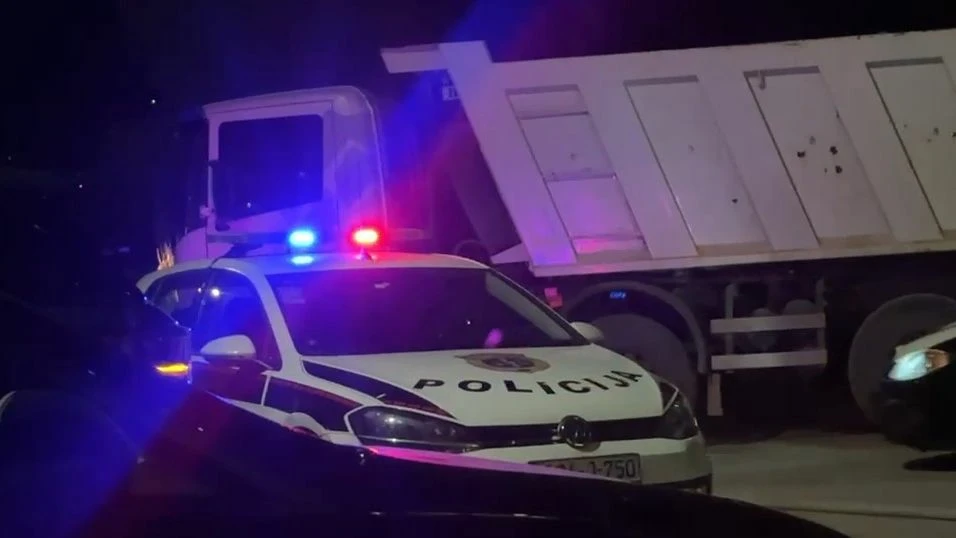Požar u napuštenom objektu u Hotonju, vatrogasci i policija na terenu