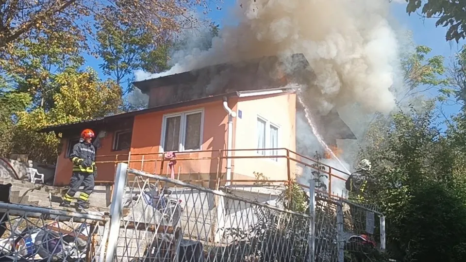 Izbio požar na kući kod Panonskih jezera u Tuzli, gašenje još u toku