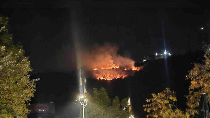 Požar izbio u sarajevskom naselju Mojmilo, vatrogasci na terenu