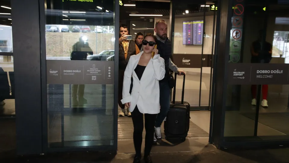 Aleksandra Mladenović i Tamara Milutinović fotografisane na aerodromu u Beogradu