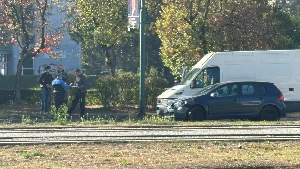 Saobraćajna nesreća na Otocima u Sarajevu: sudar kombija i automobila