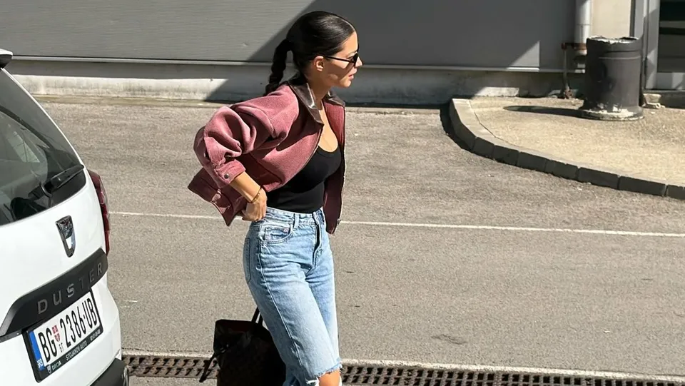 Tijana Milutinović stigla na snimanje „Pinkovih zvezda“ u kežual izdanju: Nije spavala, a izgleda odlično