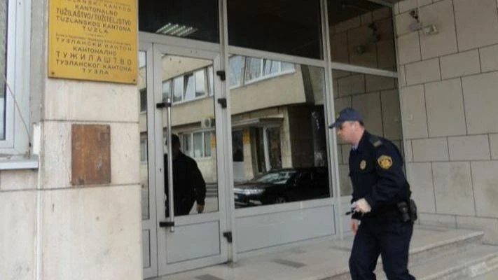 Određen pritvor muškarcu iz Lukavca osumnjičenom za pokušaj iznude i oštećenje vozila