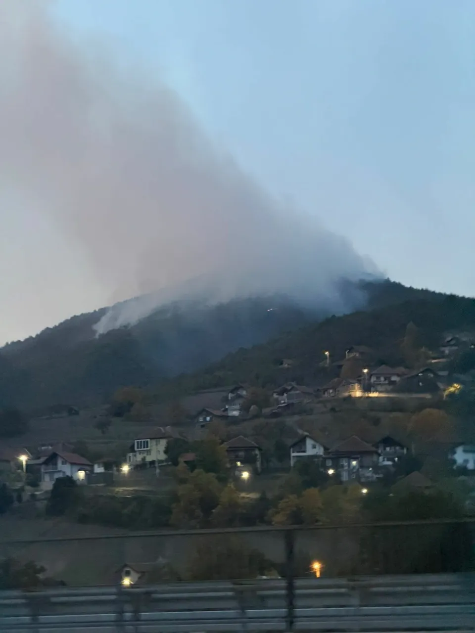 Vatrogasci za „Avaz“: Požar kod Zenice pod kontrolom, vatra daleko od kuća