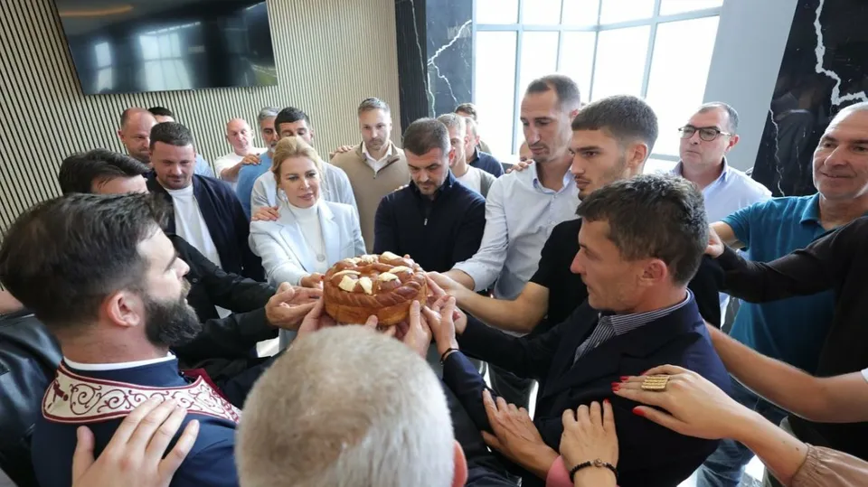 FK Partizan proslavio klupsku slavu: prvotimci, stručni štab i uprava zajedno presekli slavski kolač