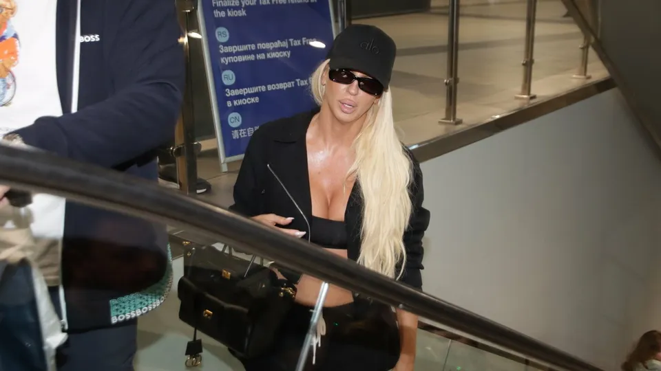 Paparaci uhvatili Jelenu Karleušu na aerodromu, uz nju ponovo menadžer Novak Radin