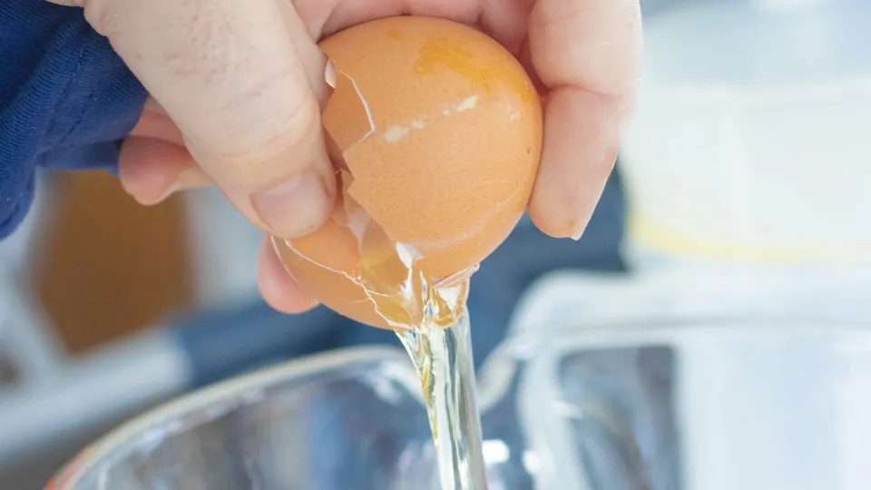 Maska od jaja i jogurta protiv peruti: recept koji djeluje, ali samo ako ga pripremite kako treba