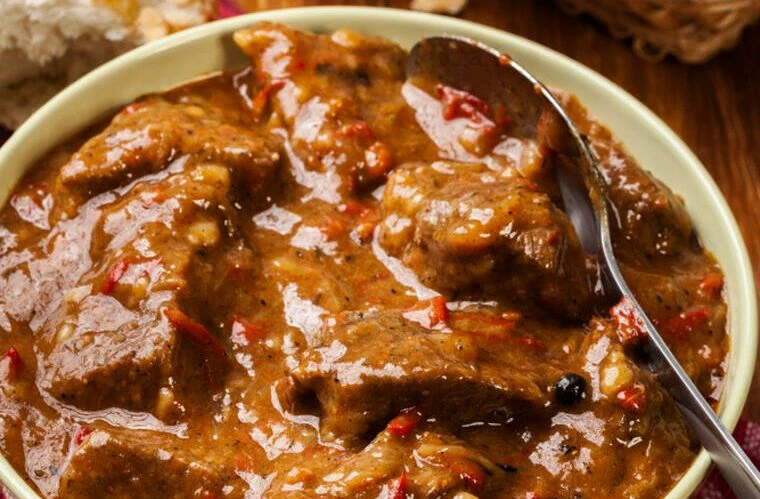 Teleći gulaš s gljivama: trikovi za sočno i mekano meso
