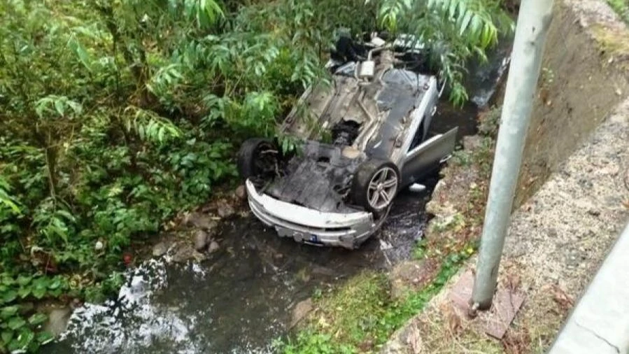 Povrijeđena osoba u saobraćajnoj nesreći u Banjoj Luci, automobil završio na krovu u kanalu