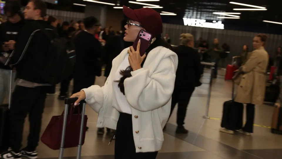Paparaco uhvatio Anu Korać na aerodromu: bordo kačket i opušteno izdanje, ko je došao po nju nije poznato